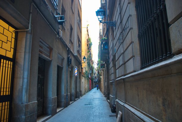 巴塞罗那，西班牙- 2019年8月14日:漫步巴塞罗那的城市、建筑和城市景观图片下载