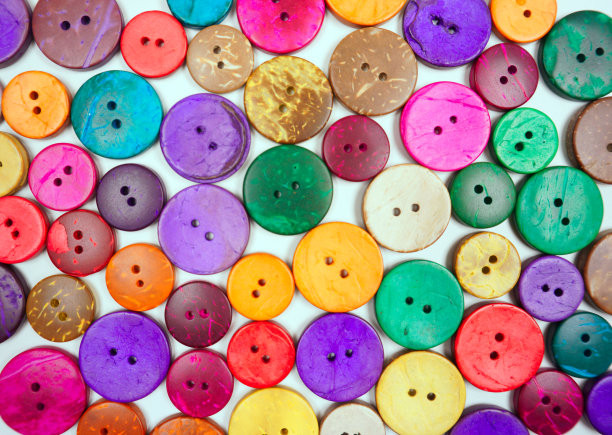 白色背景上的一组不同颜色和设计的按钮图片下载