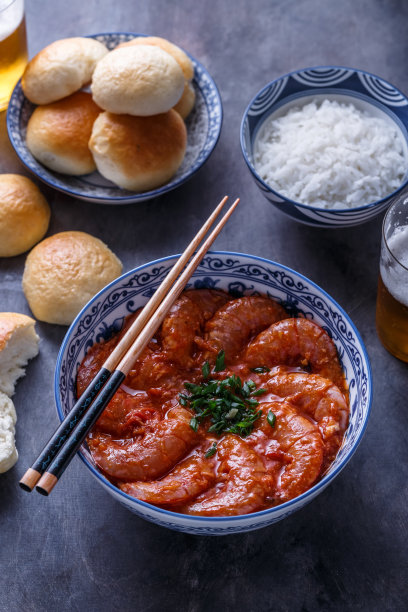 近距离观看虎虾在辣椒酱在黑暗的背景图片下载