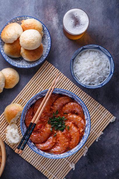 香辣虾配一碗米饭，面包和啤酒，俯视图图片下载