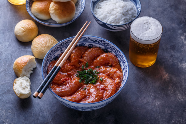 近距离观看虎虾在辣椒酱在黑暗的背景图片下载