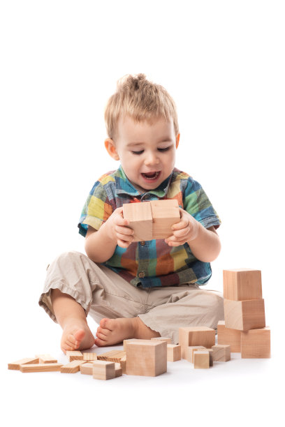快乐的宝贝男孩玩玩具，孤立的白色背景图片下载