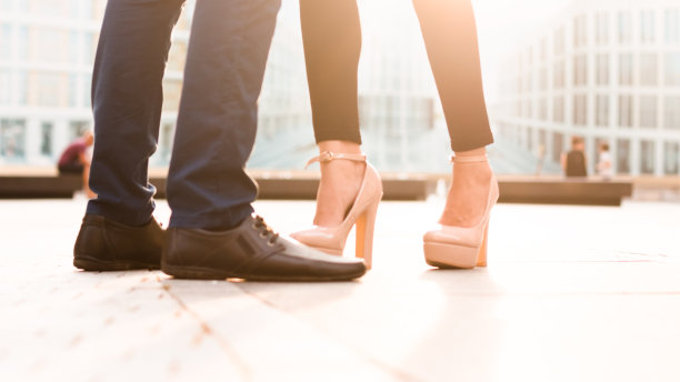 一个男人和一个女人的腿在城市背景图片下载