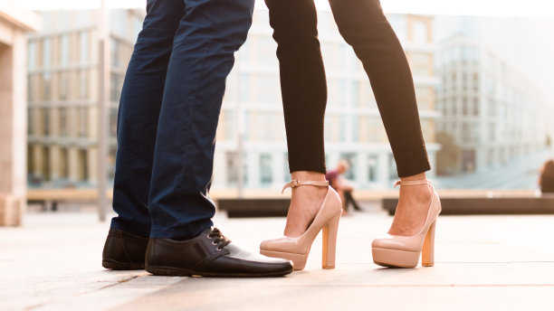 一个男人和一个女人的腿在城市背景图片下载