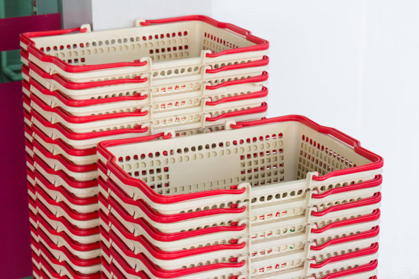 清空超市前堆叠的塑料篮子。图片下载
