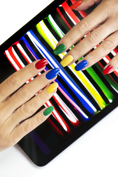 在白色背景上用一个小工具在不同形式的指甲上做多种颜色的美甲。图片下载