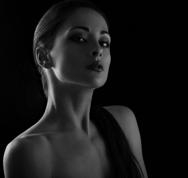 美丽的化妆师，长颈优雅，身体健康，沉着严肃。特写肖像。艺术。表达式肖像。图片下载
