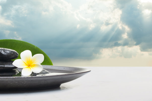 温泉设置与花石按摩治疗的黑色板。图片下载