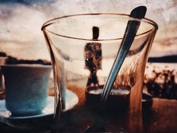 空玻璃杯中男人的模糊轮廓图片下载