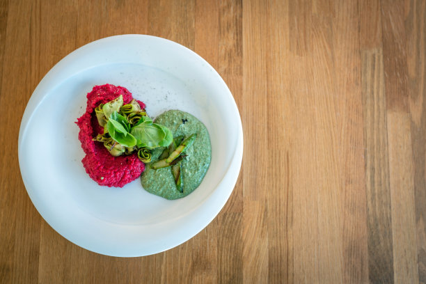 甜菜鹰嘴豆泥，菠菜奶油和罗勒西葫芦图片下载