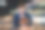 一个晚上在城市里用平板电脑的男人的肖像图片下载