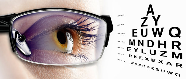 一个年轻妇女的宏观视图与眼镜和光学图表图片下载