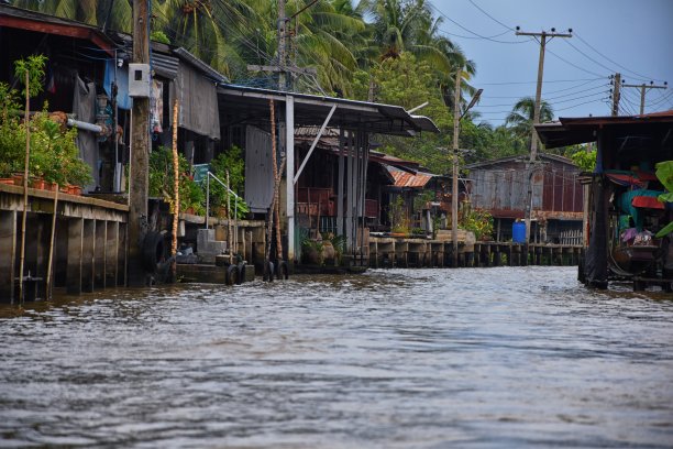 泰国曼谷的浮动市场Damnoen Saduak。从游船上可以看到当地的商店、运河和植被景观。亚洲。图片下载