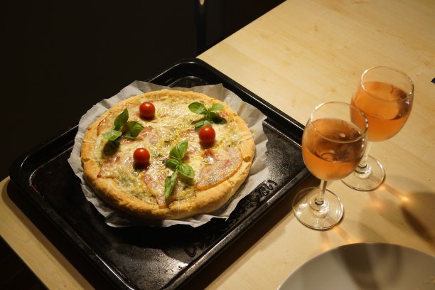 葡萄酒和乳蛋饼图片下载