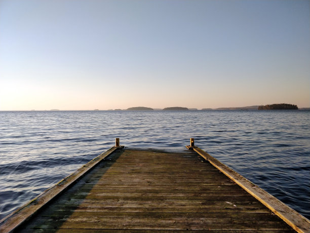 美丽的夕阳下的木制码头图片下载