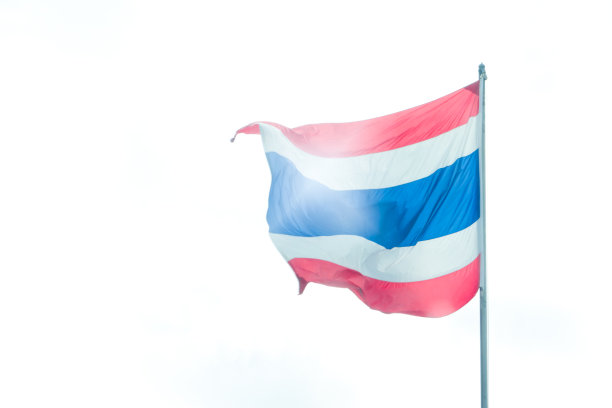 泰国国旗舞动着，反射着光芒图片下载