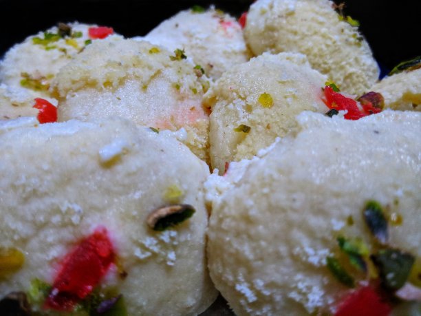 特写照片的白色印第安甜与红樱桃上。美味的印度甜品。图片下载