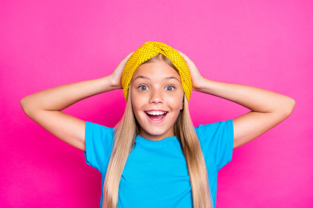 哇意想不到的周末。近距离的照片惊讶的疯狂的孩子听到奇妙的消息大叫哇哦我的天穿蓝色的t恤衣服孤立在粉红色的背景图片下载