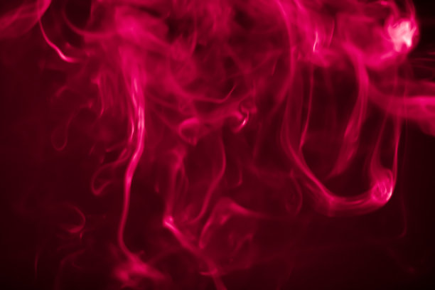 黑色背景下黑房间里的红色烟雾图片下载