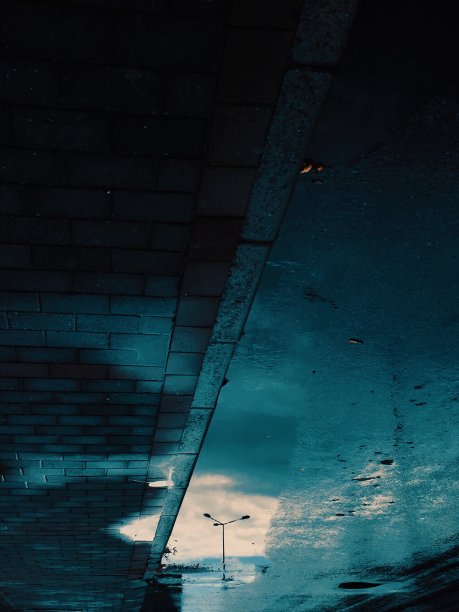 倒置的街灯在水上图片下载