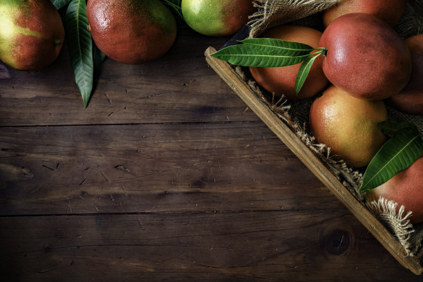热带水果:在质朴的厨房里，用芒果做成的木板条箱与复制空间相框图片下载