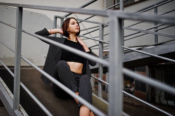 一个高挑的长腿年轻美丽和优雅的模特女人图片下载