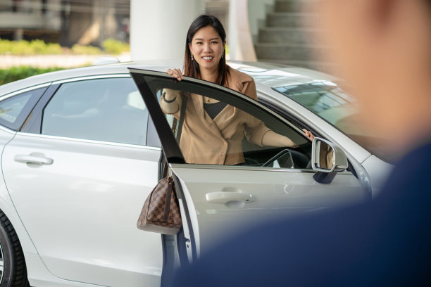 前台接待亚洲女客户到维修服务中心参观检查汽车图片下载