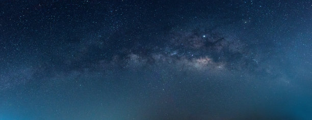 全景图蓝色夜空，银河和星星在黑暗的背景。宇宙中充满了星星，星云和星系，充满了噪音和纹理。照片长曝光和选择白平衡。图片下载