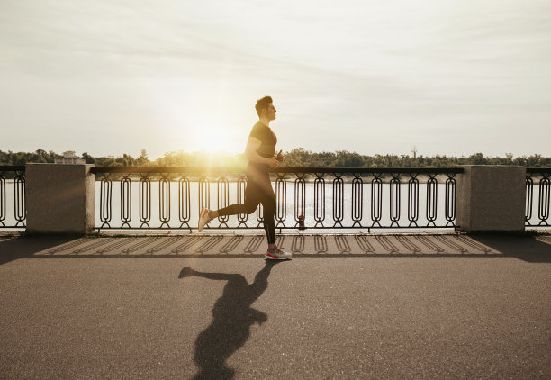 跑步者。健康运行。运动训练的人。健康男性的生活方式。活跃。锻炼年轻人。运动员。马拉松图片下载