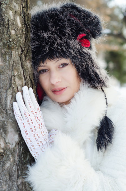 冬天森林里的美女图片下载