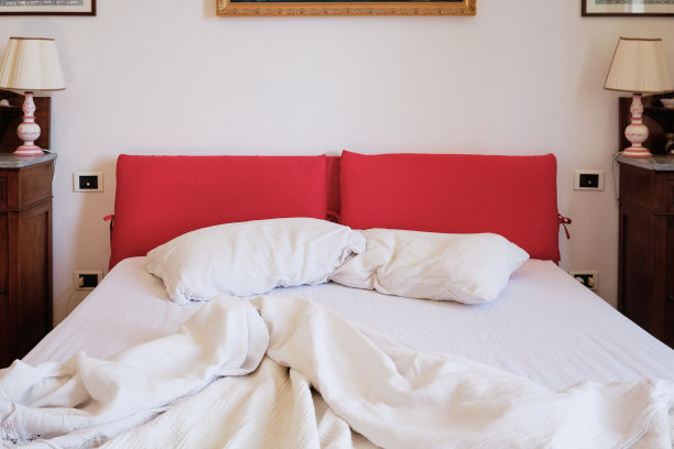 杂乱无章的床图片下载