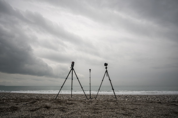 在一个阴天的早晨在海滩上拍摄图片下载