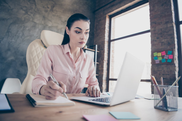 低角度视图照片集中周到沉思的商务妇女看笔记本电脑屏幕专注地思考简化她的工作的方式图片下载