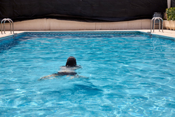 在游泳池里游泳的女人图片下载