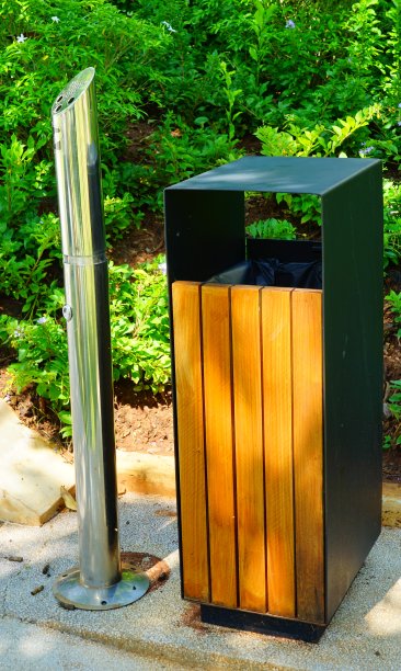 在花园里点燃香烟图片下载