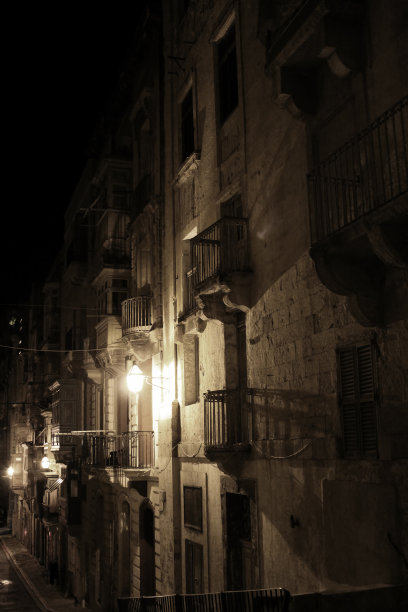 瓦莱塔马耳他联排别墅夜景图片下载