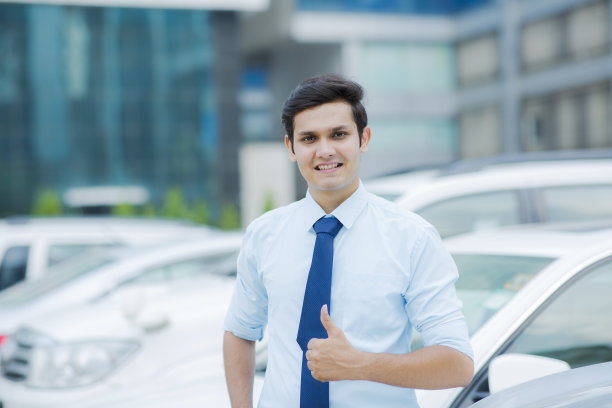 销售人员在汽车经销商销售车辆库存照片图片下载