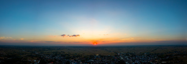 全景俯视图无人机在泰国村庄上空拍摄的照片。顶视图美丽的日落与戏剧性的天空云。图片下载