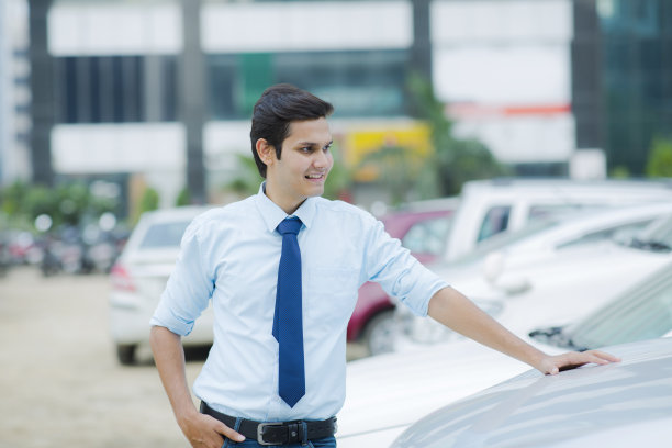销售人员在汽车经销商销售车辆库存照片图片下载