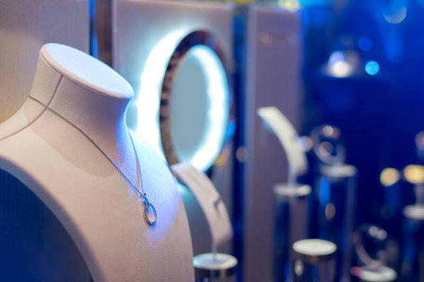 精致奢华的钻石首饰橱窗陈列，配上项链、小项链、项链、项链、项链、项链、项链等等，都是女性最想要的珠宝图片下载