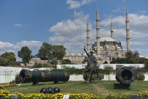 Edirne的Selimiye清真寺前的建筑师Sinan雕像和历史大炮图片下载