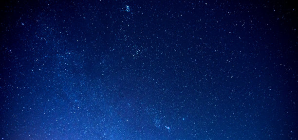 全景天空和星星，长曝光照片，纹理和选择白平衡。夜空。图片下载