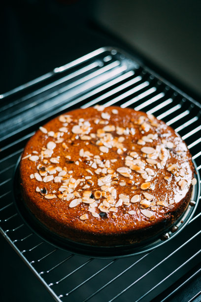 自制旧石器杏仁苹果蛋糕配橘子肉桂糖浆图片下载