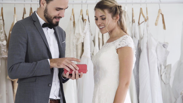 幸福的新娘和新郎在婚礼上准备结婚。图片下载