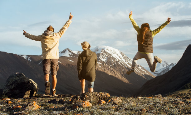 快乐的人们在日落时分在山上图片下载