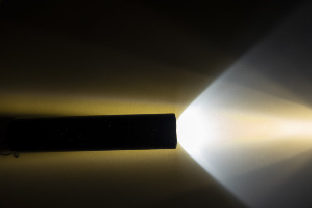 两个闪光灯指着对方图片下载