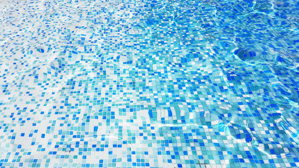 池子里清澈的水图片下载