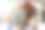 一名14 / 15岁的红发少女梳着高高的马尾辫躺在一堆沙发垫上，脸上涂着绿色的面罩图片下载
