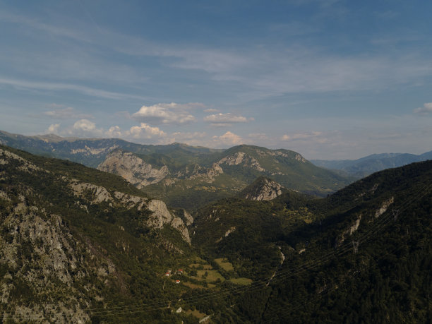 自然boracko无人机视图。波拉科有绿色的山脉。图片下载