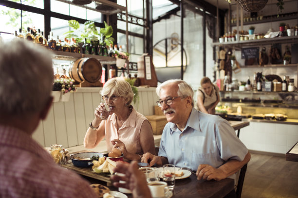 餐厅里的老年人图片下载